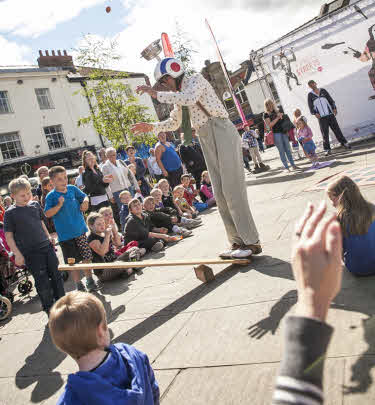 Egg catch street show